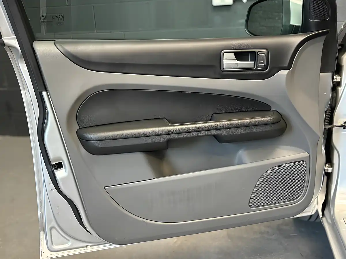 Used 2009 Ford Focus Style Silver - Interior and Exterior details 16