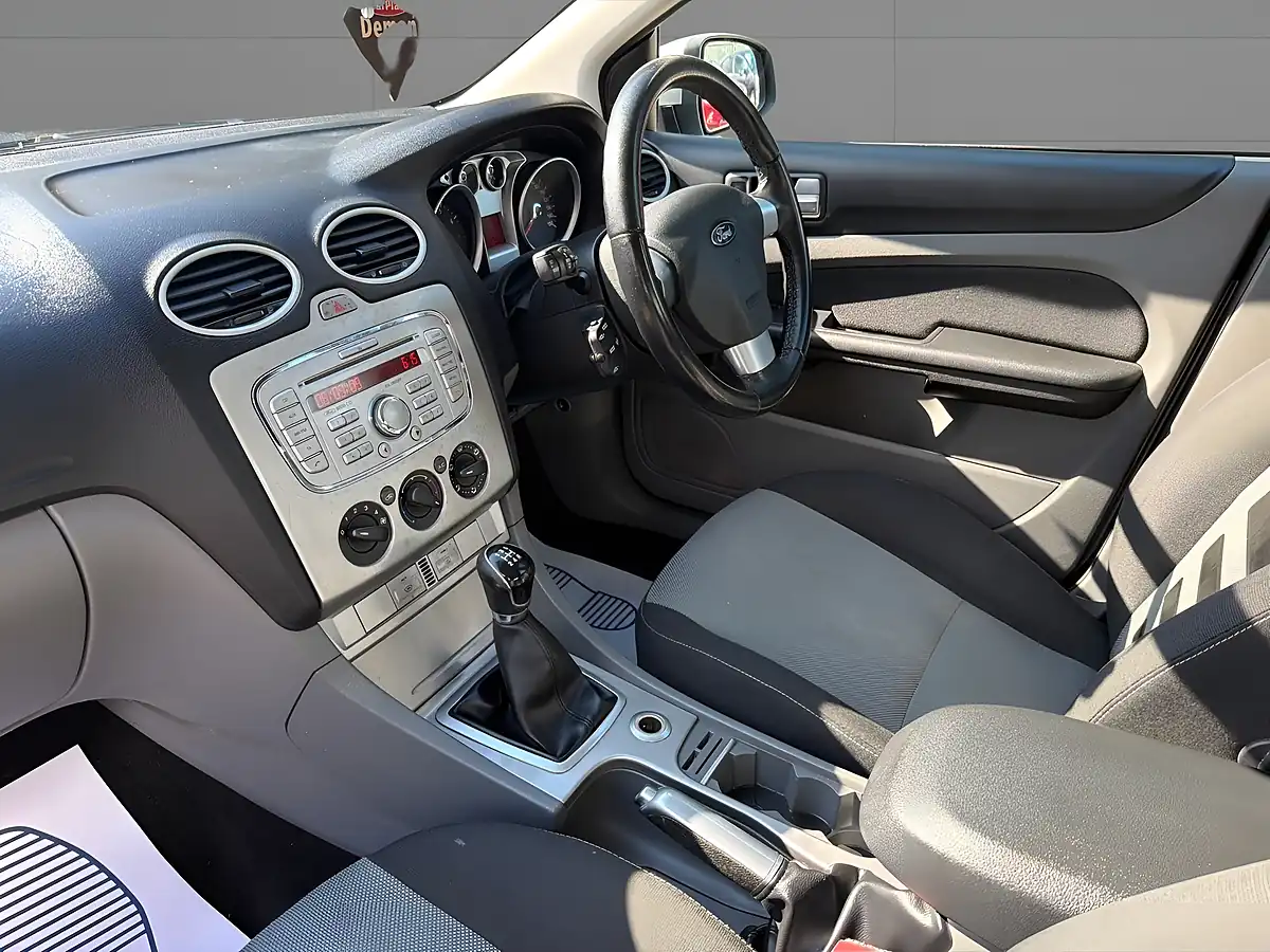 Used 2009 Ford Focus Zetec S Silver - Interior and Exterior details 13