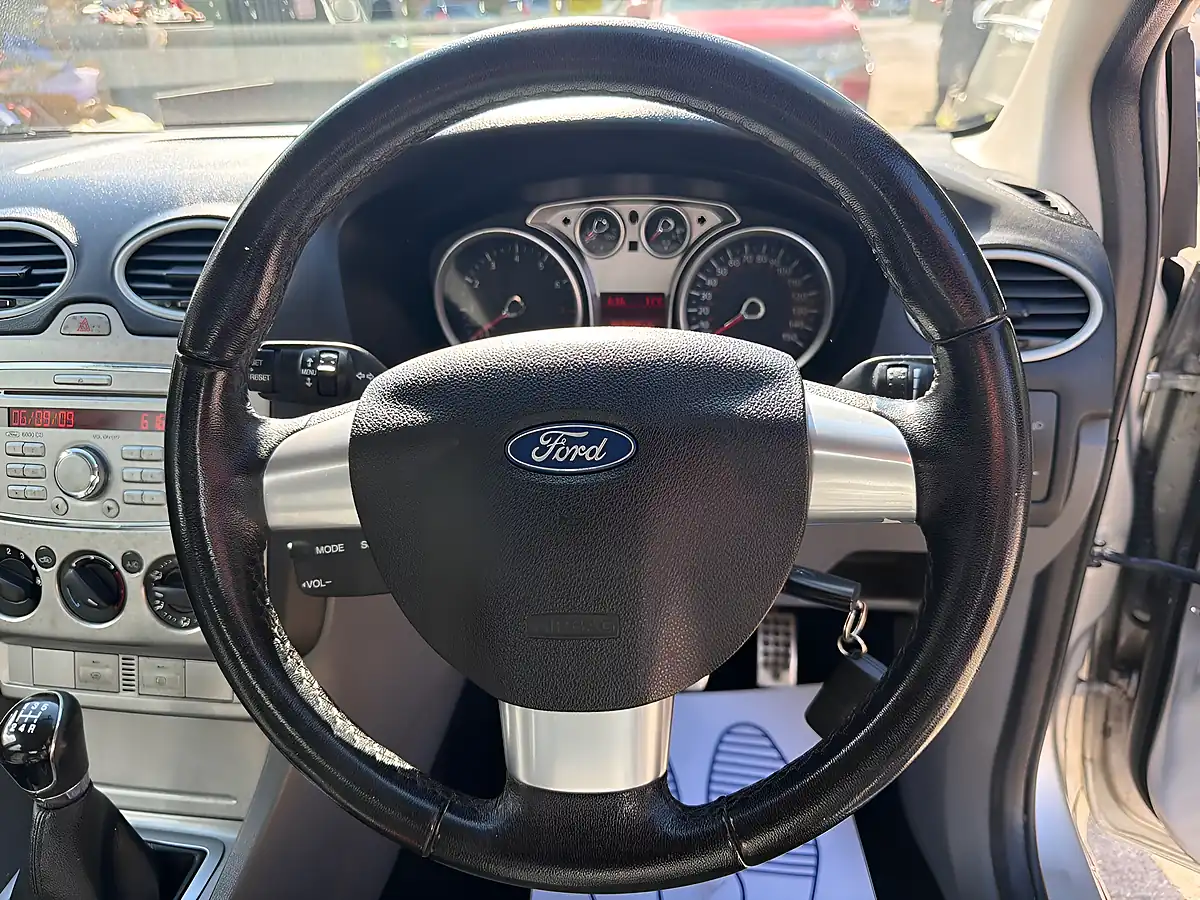 Used 2009 Ford Focus Zetec S Silver - Interior and Exterior details 16