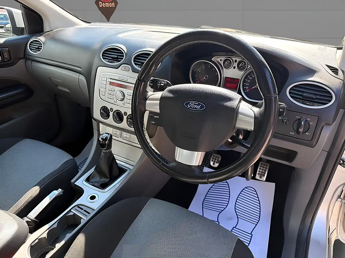 Used 2009 Ford Focus Zetec S Silver - Interior and Exterior details 9