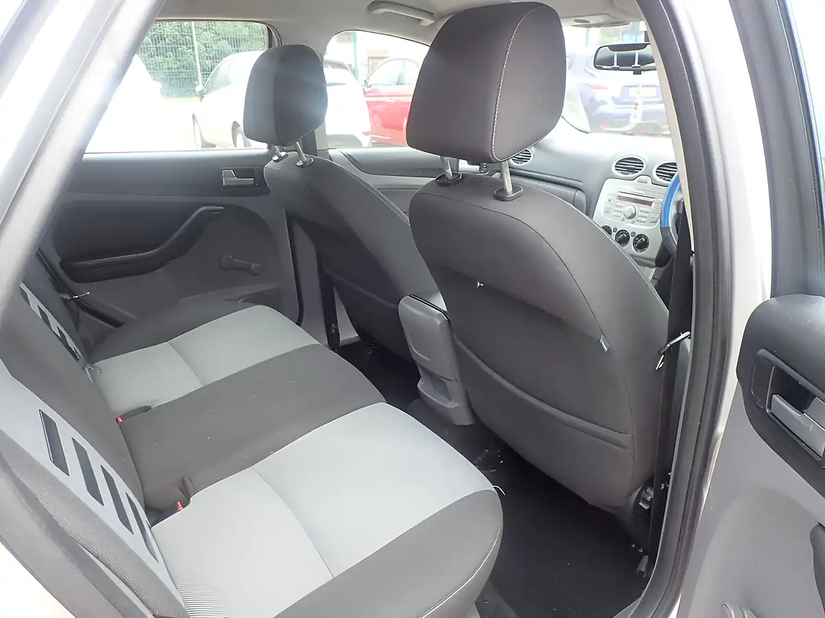 Used 2009 Ford Focus Zetec Silver - Interior and Exterior details 11