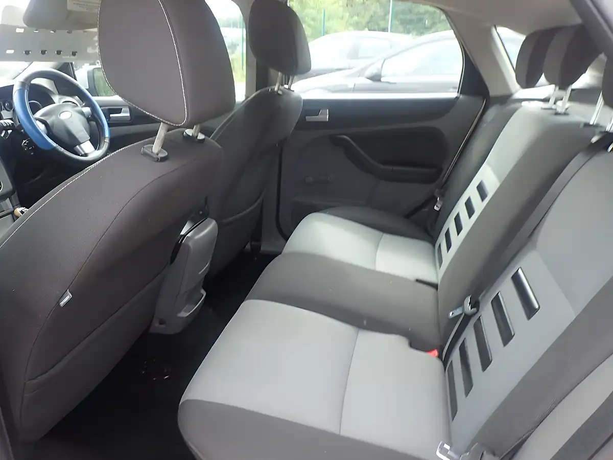 Used 2009 Ford Focus Zetec Silver - Interior and Exterior details 13