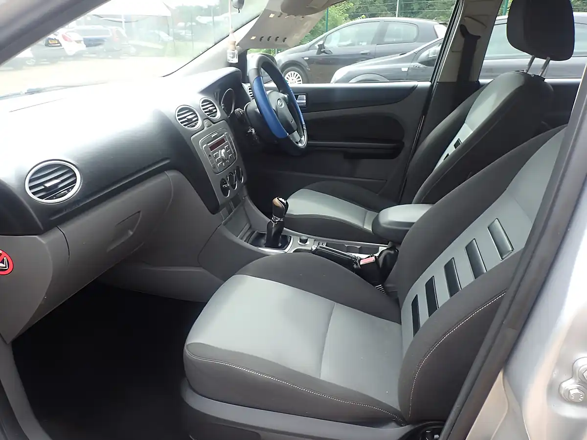 Used 2009 Ford Focus Zetec Silver - Interior and Exterior details 15