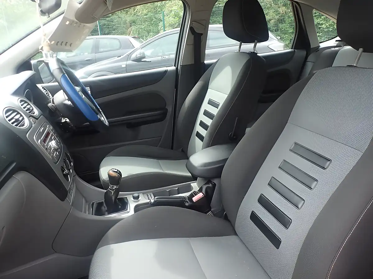 Used 2009 Ford Focus Zetec Silver - Interior and Exterior details 16