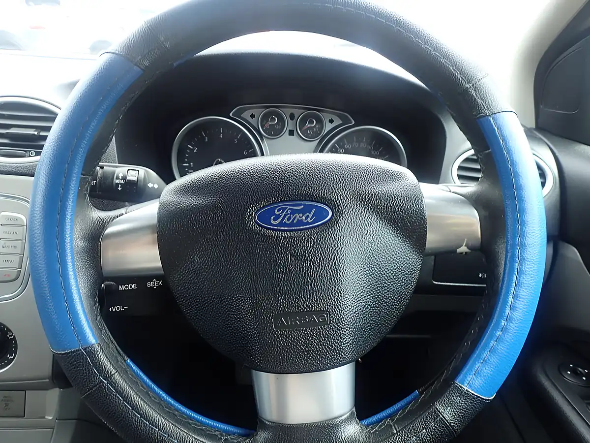 Used 2009 Ford Focus Zetec Silver - Interior and Exterior details 7