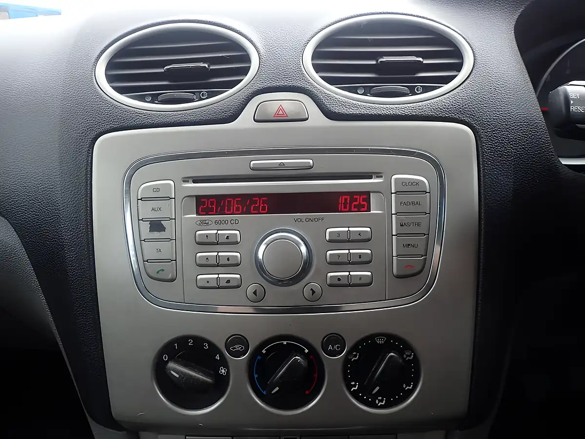 Used 2009 Ford Focus Zetec Silver - Interior and Exterior details 9