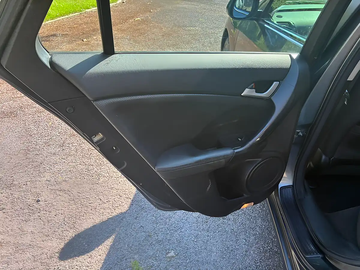 Used 2009 Honda Accord Ex Tourer Silver - Interior and Exterior details 10