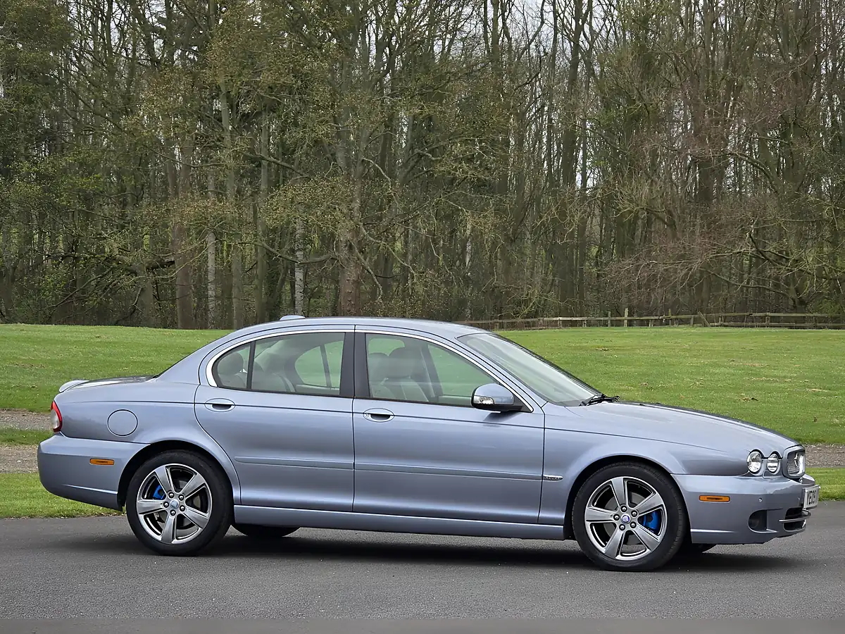 Used 2009 Jaguar X-Type Se Metallic Blue - Interior and Exterior details 13