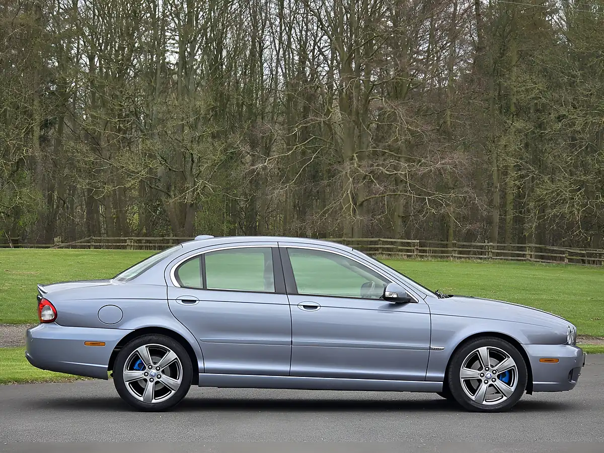 Used 2009 Jaguar X-Type Se Metallic Blue - Interior and Exterior details 14