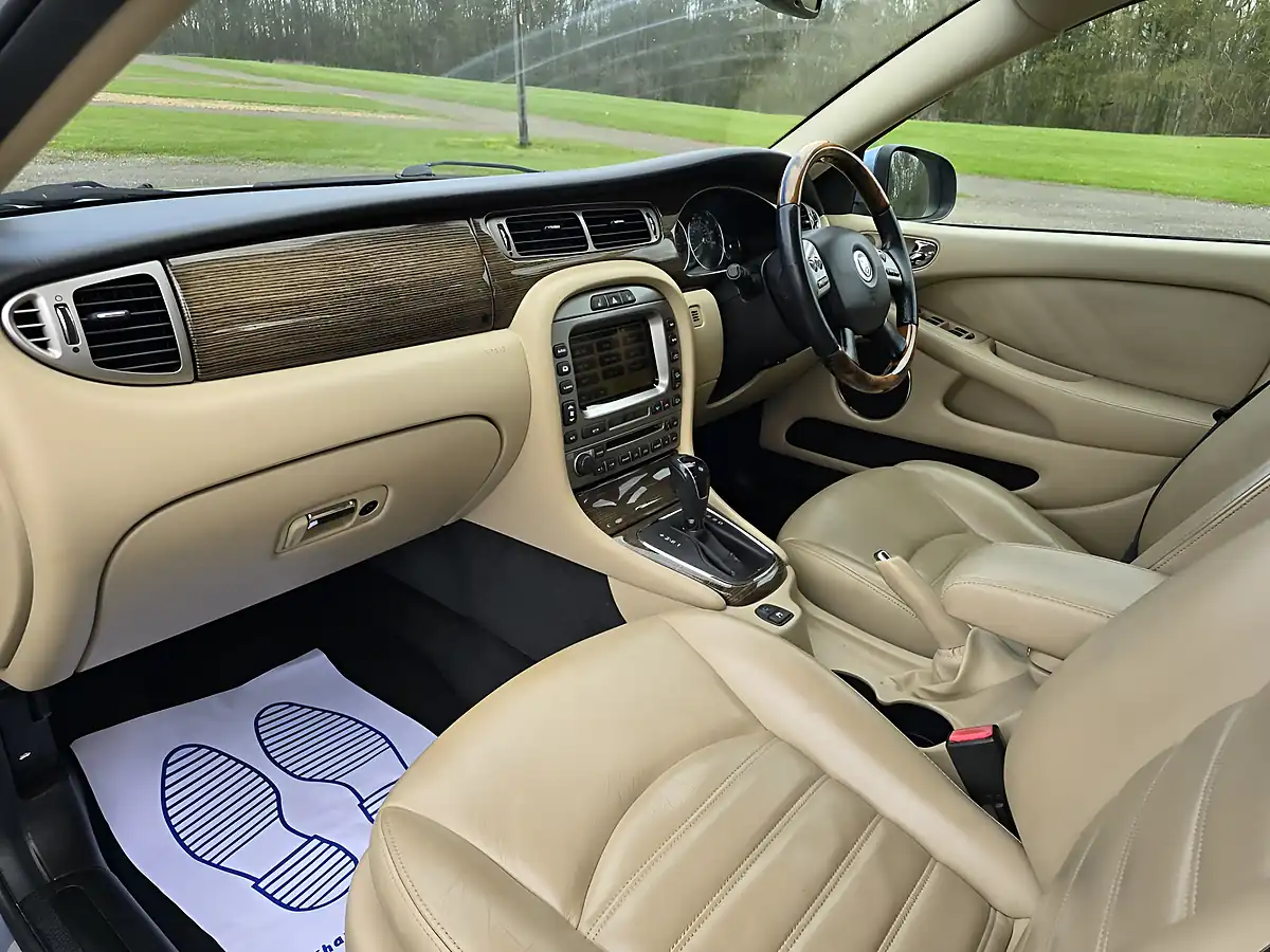 Used 2009 Jaguar X-Type Se Metallic Blue - Interior and Exterior details 3