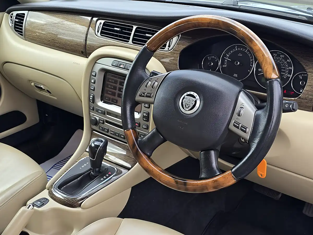 Used 2009 Jaguar X-Type Se Metallic Blue - Interior and Exterior details 5