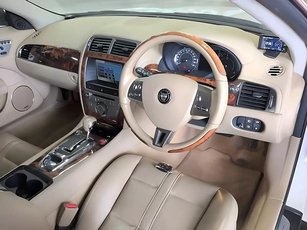 Used 2009 Jaguar Xk Coupe White - Interior and Exterior details 5