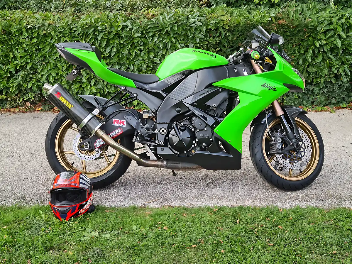Used 2009 Kawasaki Ninja ZX-10R Green - Interior and Exterior details 4