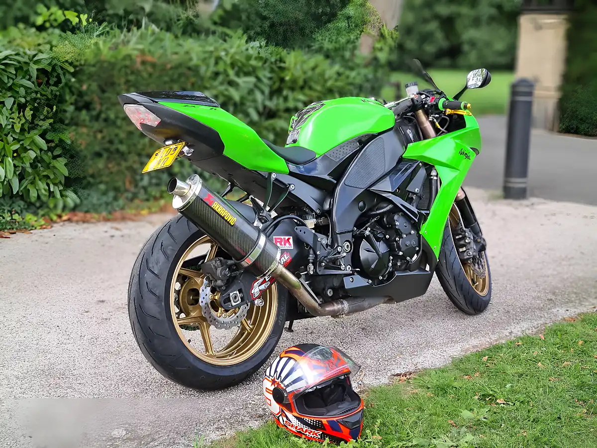 Used 2009 Kawasaki Ninja ZX-10R Green - Interior and Exterior details 5
