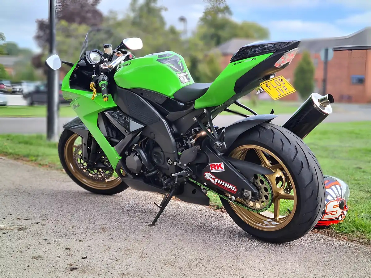 Used 2009 Kawasaki Ninja ZX-10R Green - Interior and Exterior details 7