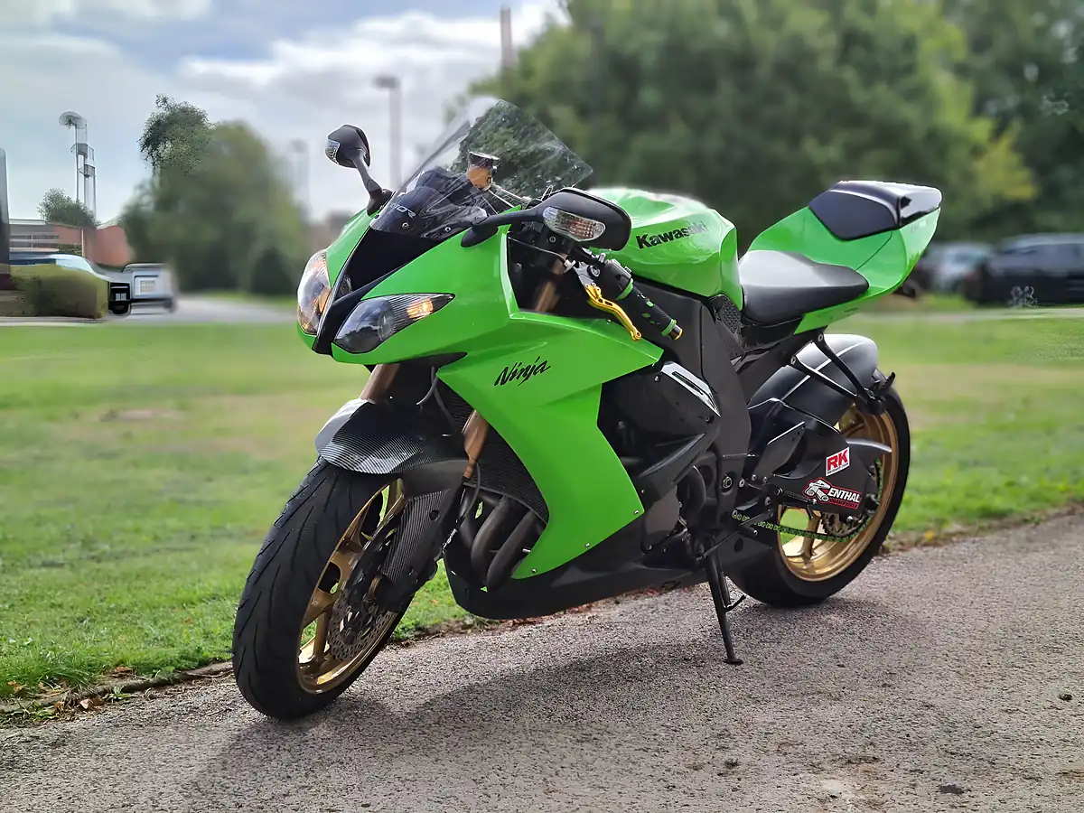 Used 2009 Kawasaki Ninja ZX-10R Green - Interior and Exterior details 9