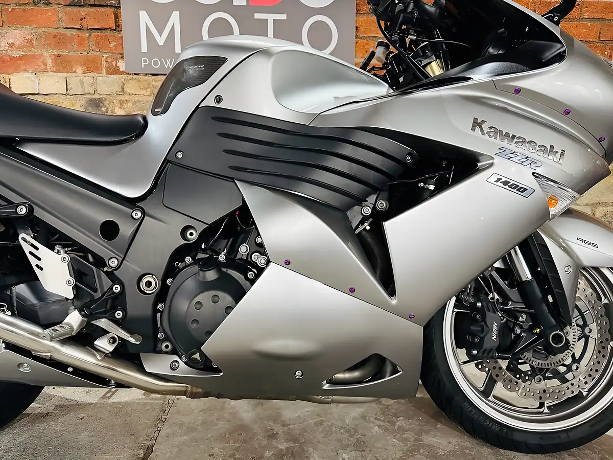 Used 2009 Kawasaki Zzr1400 Abs Silver - Interior and Exterior details 7