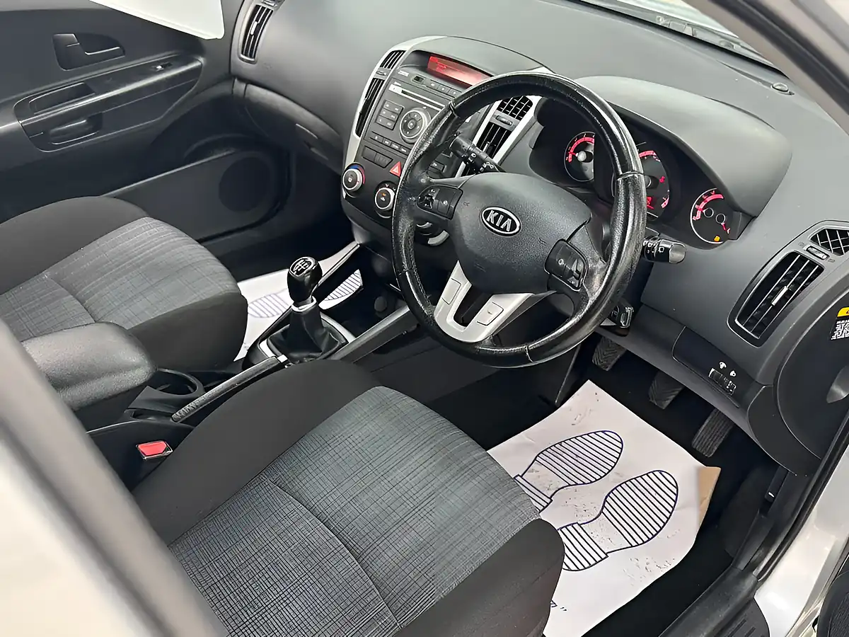 Used 2009 Kia Ceed 2 Silver - Interior and Exterior details 3