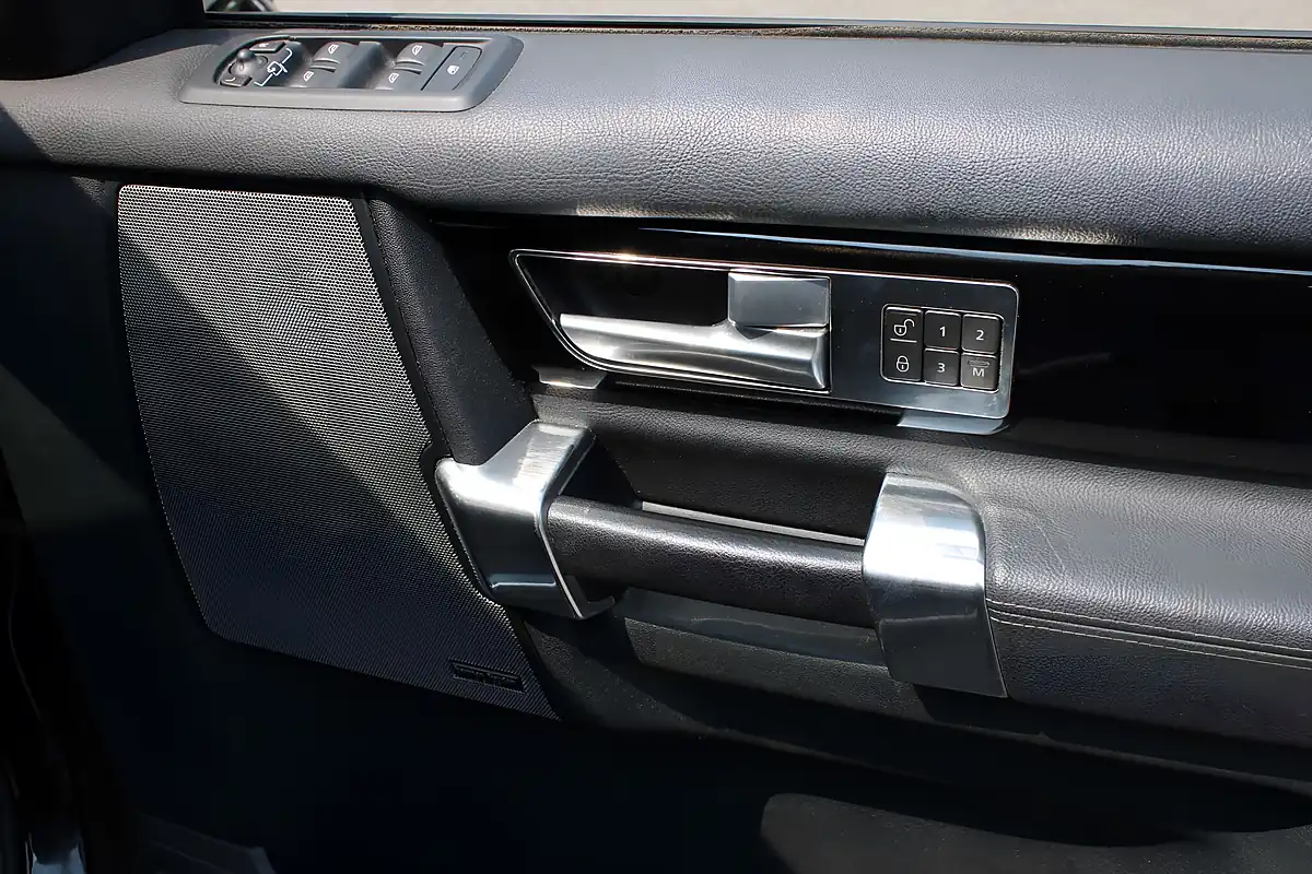 Used 2009 Land Rover Discovery 4 Hse Black - Interior and Exterior details 11