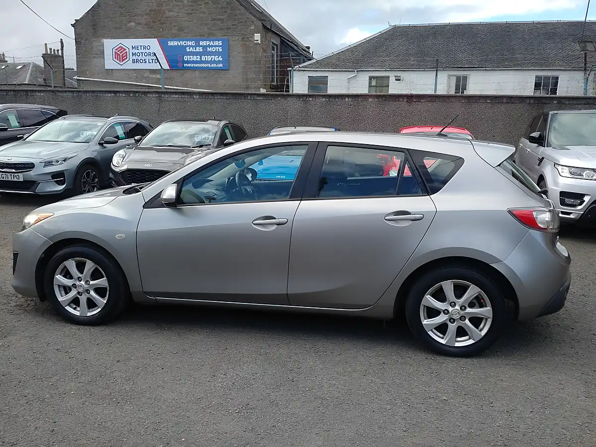 Used 2009 Mazda Mazda3 TS2 Silver - Interior and Exterior details 3