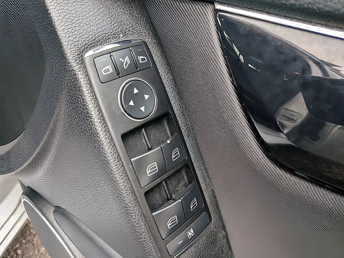 Used 2009 Mercedes-Benz C Class Se Silver - Interior and Exterior details 12
