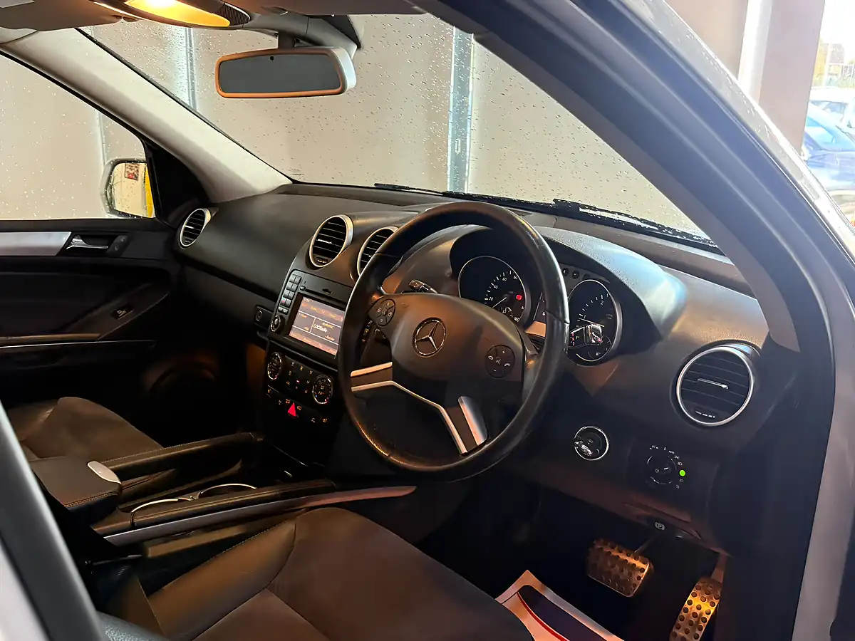 Used 2009 Mercedes-Benz M Class Sport Silver - Interior and Exterior details 13