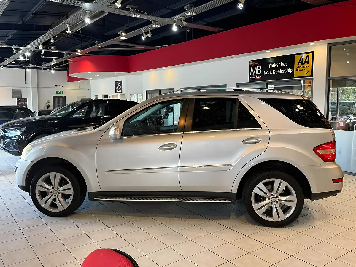 Used 2009 Mercedes-Benz M Class Sport Silver - Interior and Exterior details 6