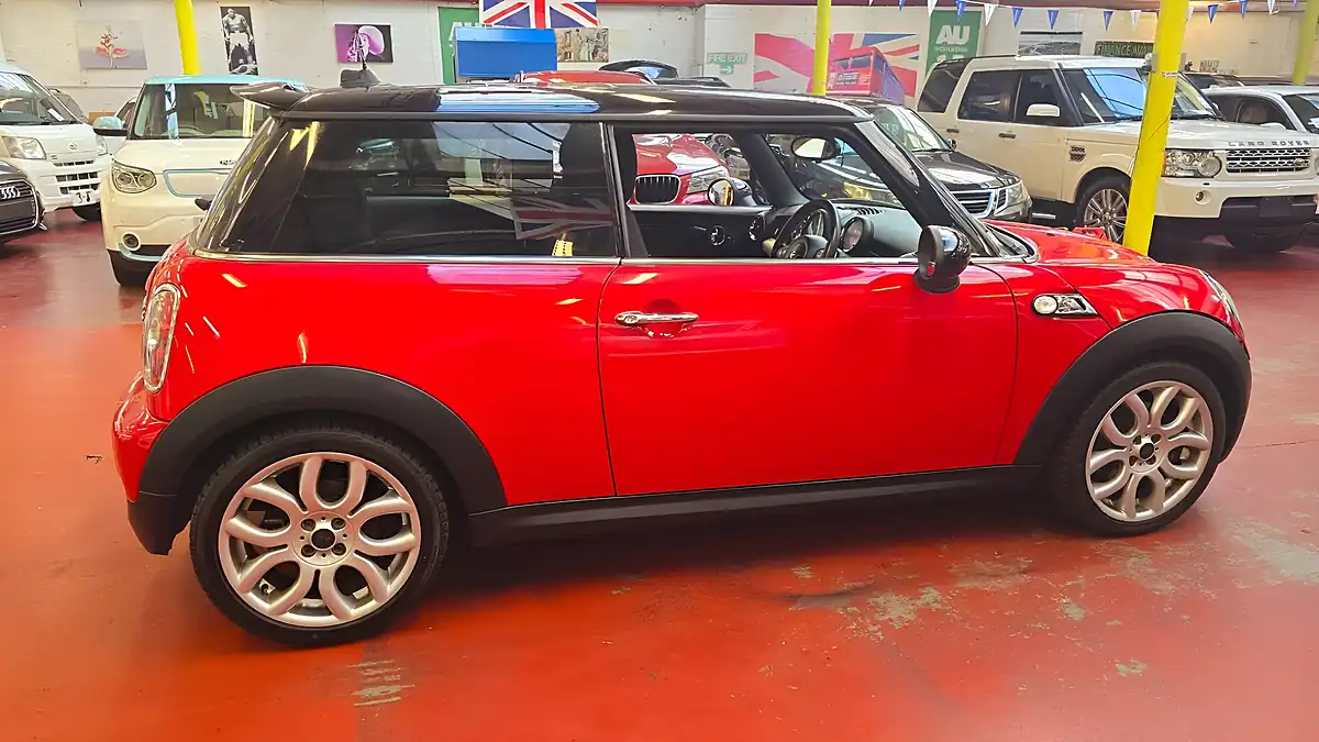 Used 2009 MINI Cooper Cooper S Red - Interior and Exterior details 17