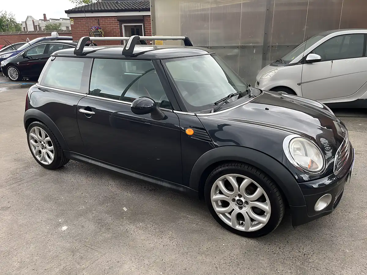 Used 2009 MINI Hatch Cooper Black - Interior and Exterior details 2