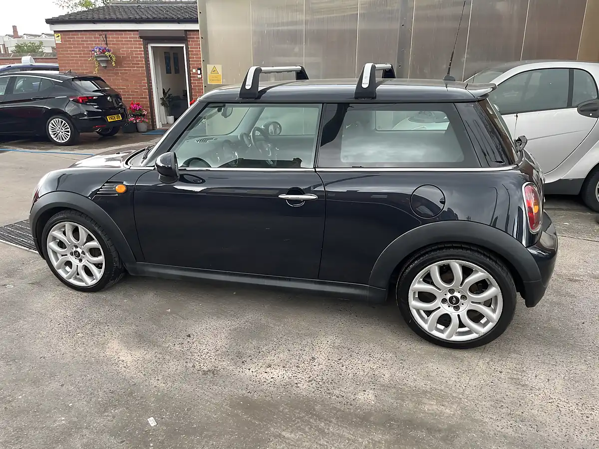 Used 2009 MINI Hatch Cooper Black - Interior and Exterior details 6