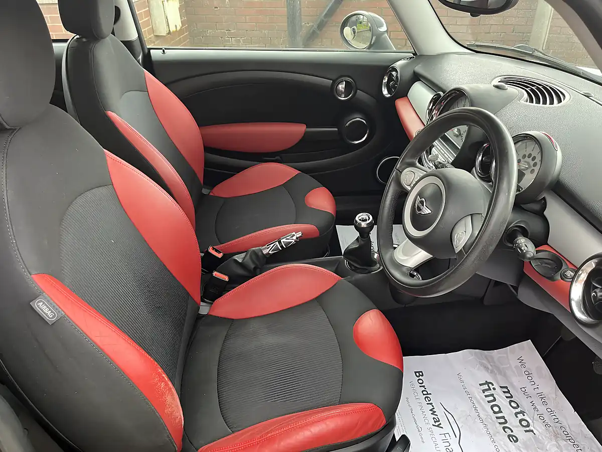 Used 2009 MINI Hatch Cooper Black - Interior and Exterior details 7