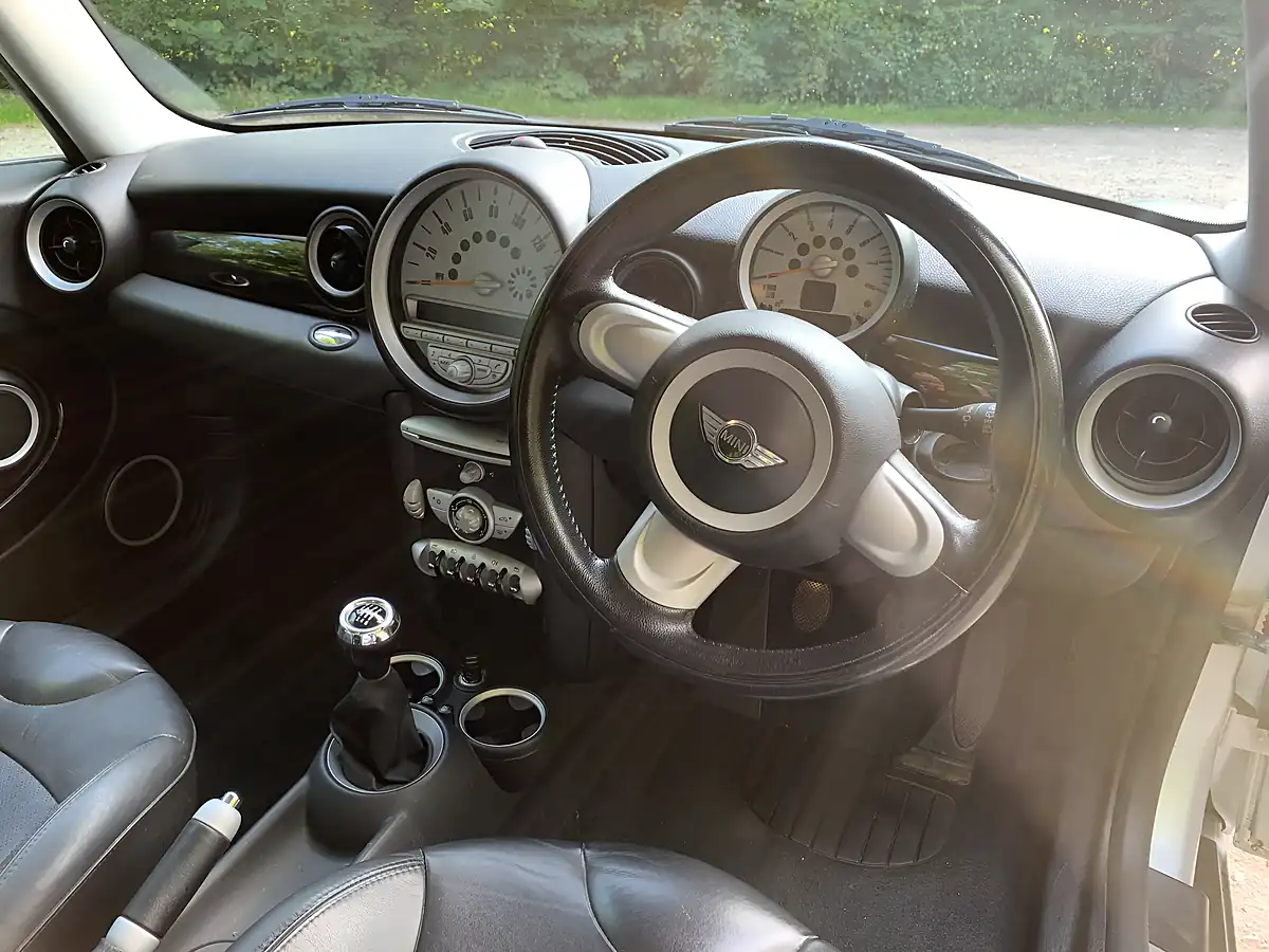 Used 2009 MINI Hatch Cooper Silver - Interior and Exterior details 11