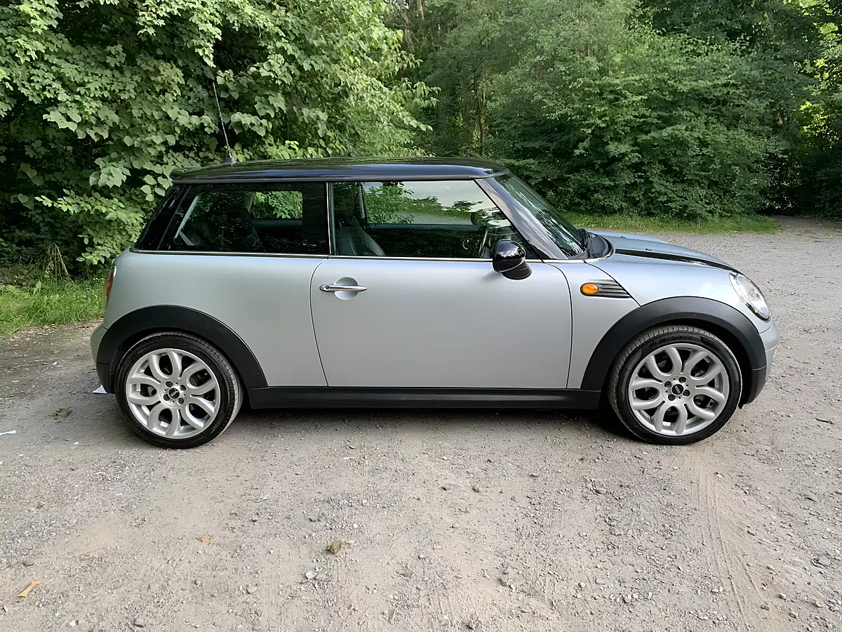 Used 2009 MINI Hatch Cooper Silver - Interior and Exterior details 2