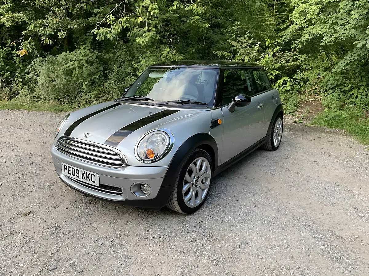 Used 2009 MINI Hatch Cooper Silver - Interior and Exterior details 4