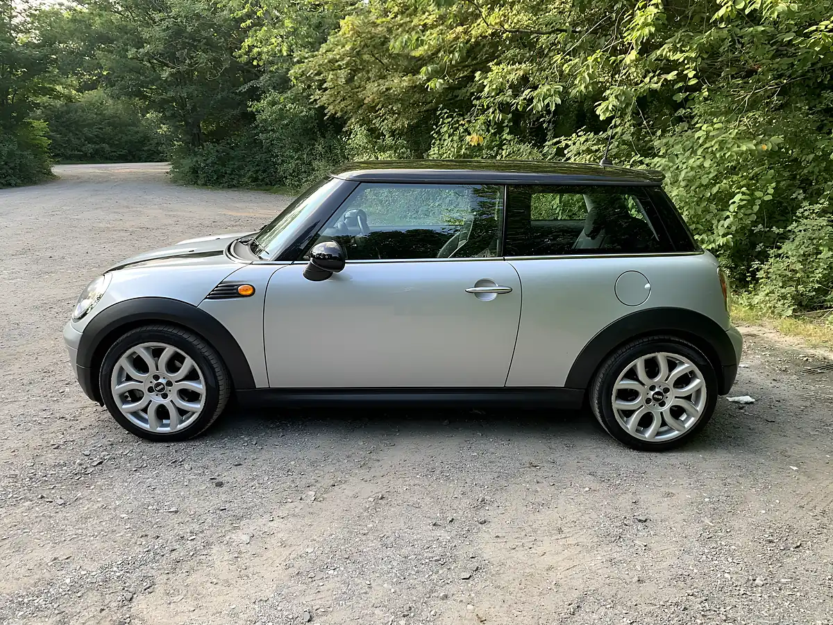 Used 2009 MINI Hatch Cooper Silver - Interior and Exterior details 5