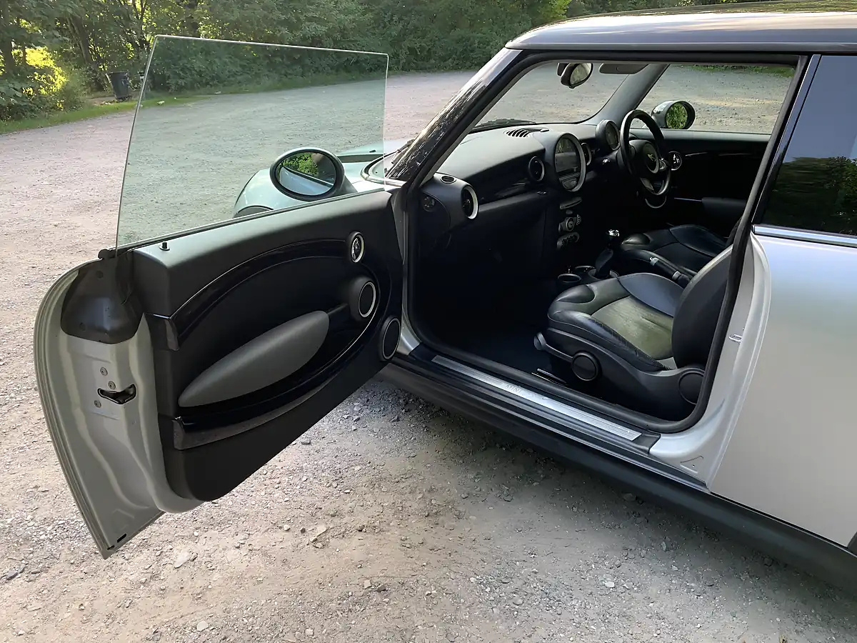 Used 2009 MINI Hatch Cooper Silver - Interior and Exterior details 6