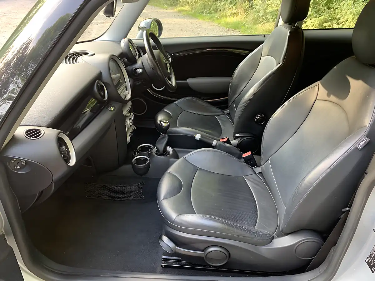 Used 2009 MINI Hatch Cooper Silver - Interior and Exterior details 7
