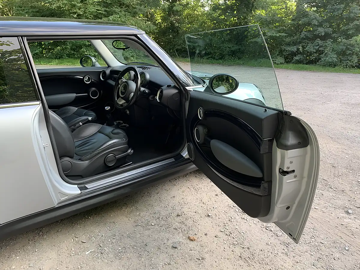Used 2009 MINI Hatch Cooper Silver - Interior and Exterior details 9