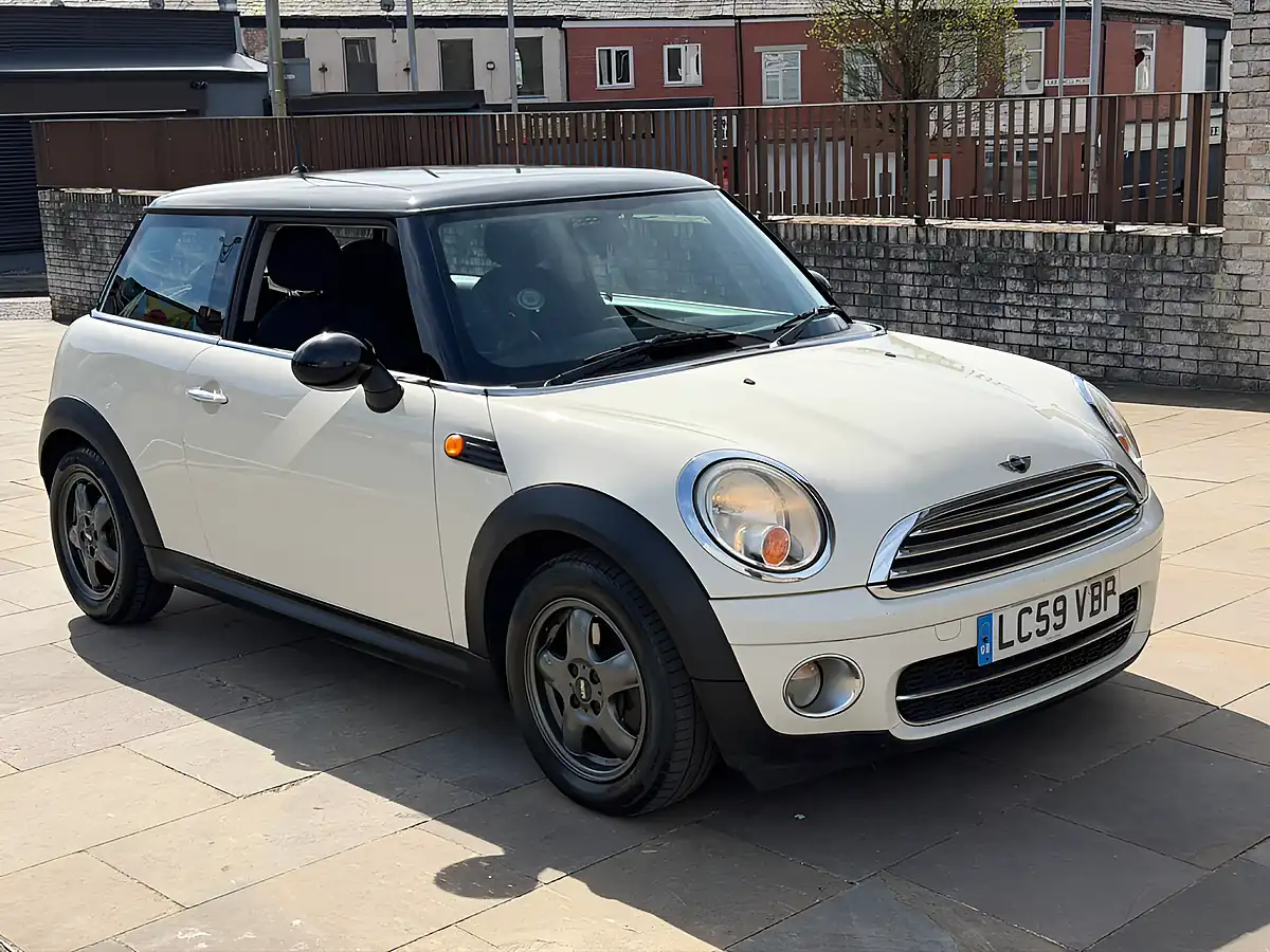 Used 2009 MINI Hatch Cooper White - Front View
