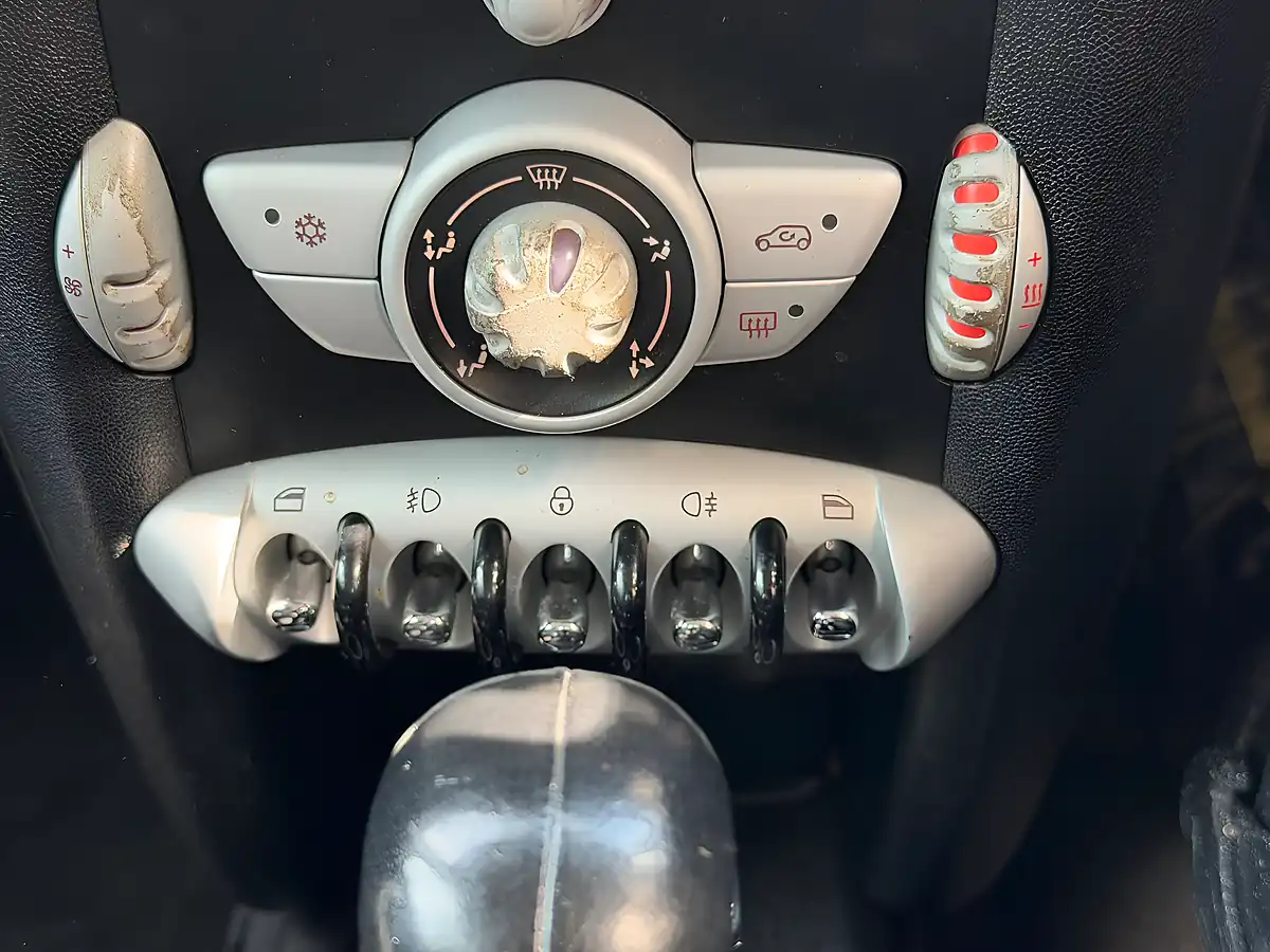 Used 2009 MINI Hatch Cooper White - Interior and Exterior details 12