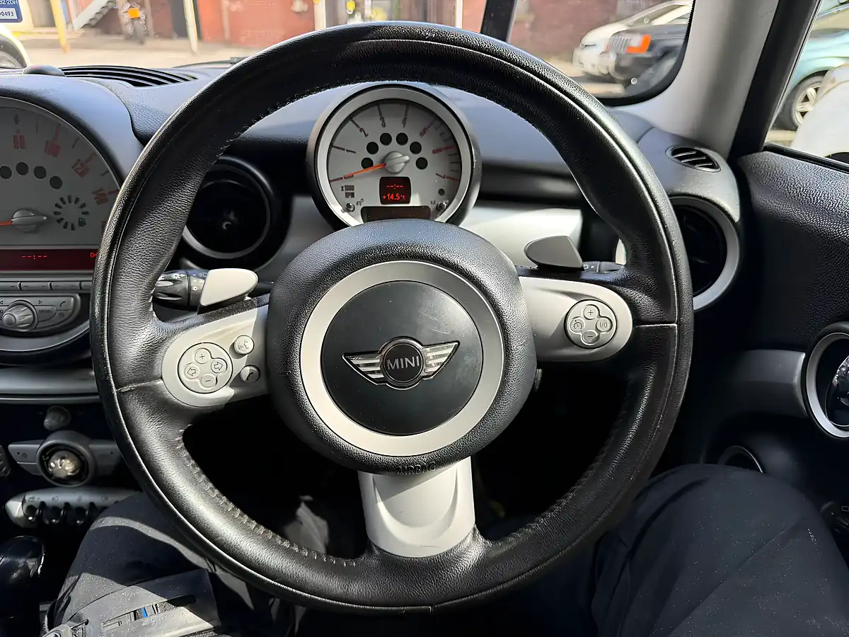 Used 2009 MINI Hatch Cooper White - Interior and Exterior details 13