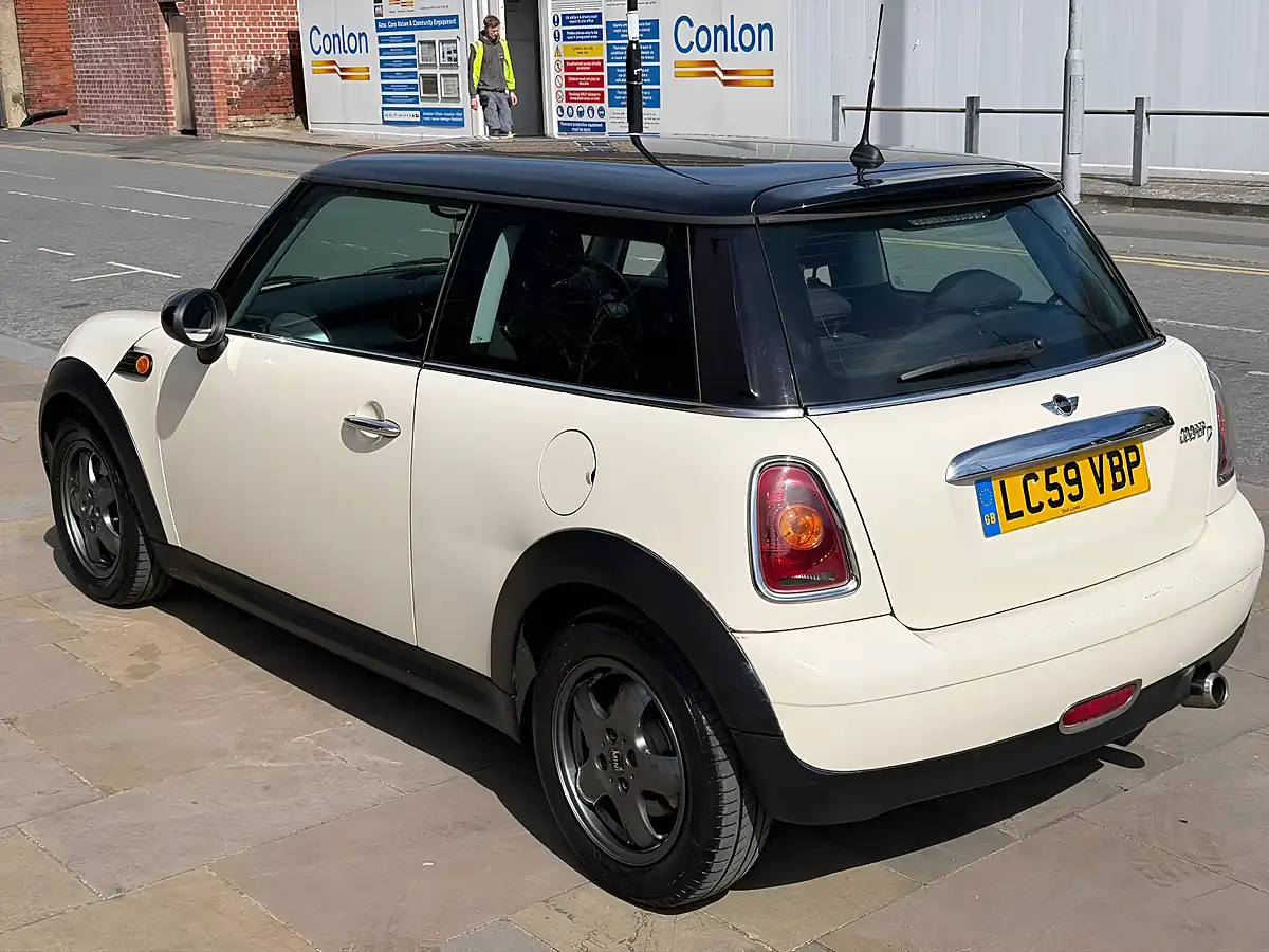 Used 2009 MINI Hatch Cooper White - Interior and Exterior details 3