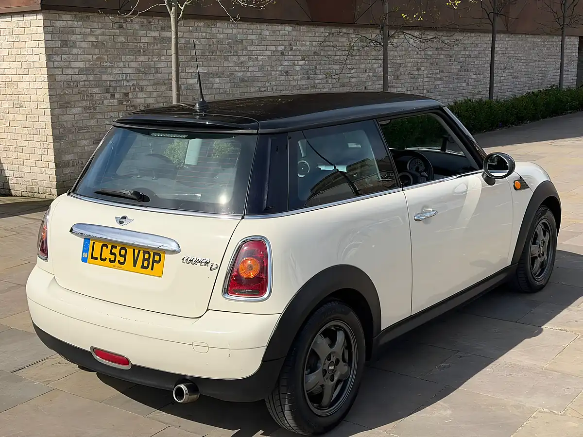 Used 2009 MINI Hatch Cooper White - Interior and Exterior details 5