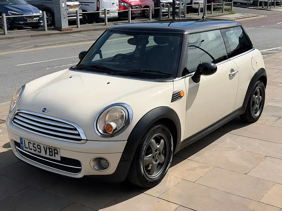 Used 2009 MINI Hatch Cooper White - Interior and Exterior details 6