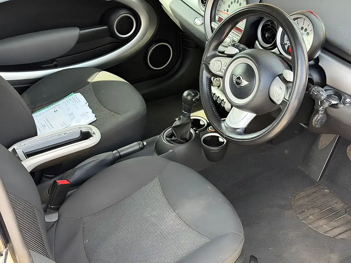 Used 2009 MINI Hatch Cooper White - Interior and Exterior details 7