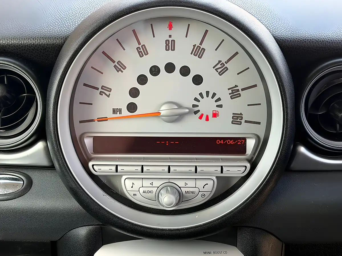 Used 2009 MINI Hatch Cooper White - Interior and Exterior details 8
