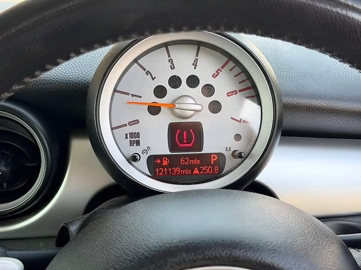 Used 2009 MINI Hatch Cooper White - Interior and Exterior details 9