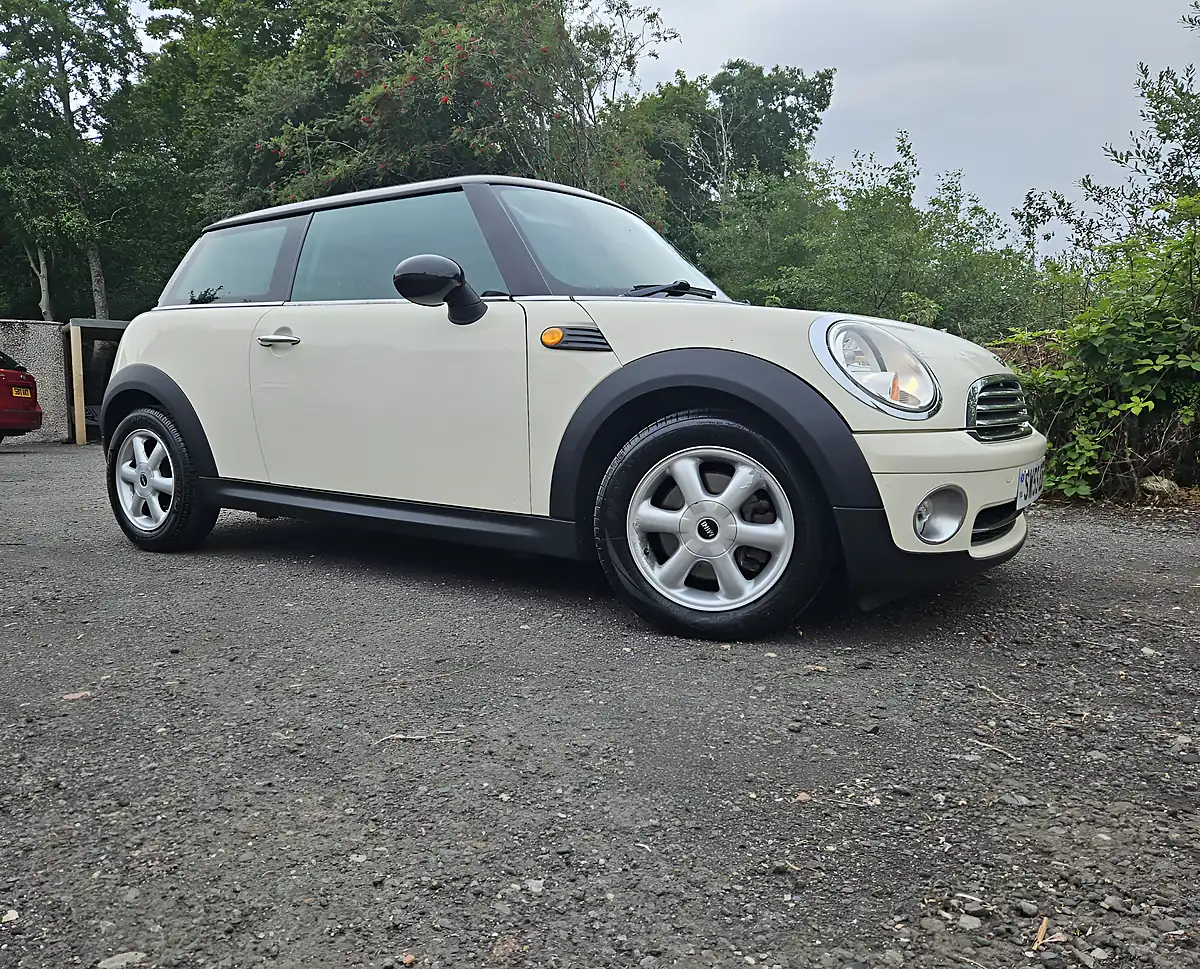 Used 2009 MINI Hatch Cooper White - Front View