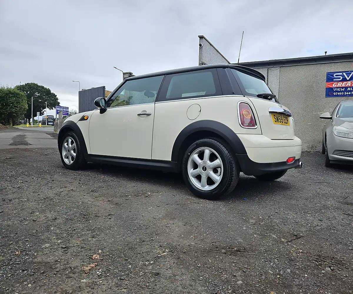 Used 2009 MINI Hatch Cooper White - Interior and Exterior details 10