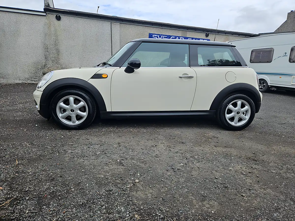 Used 2009 MINI Hatch Cooper White - Interior and Exterior details 11